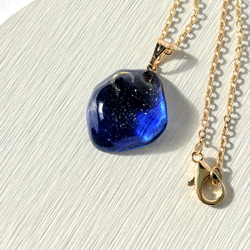 海に浮かぶ月夜の満天星空ネックレス / レジン / 三日月 ネックレス