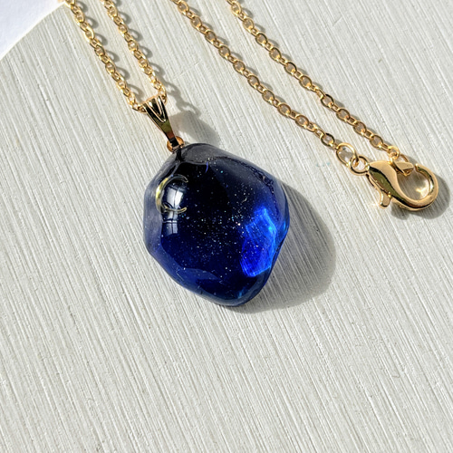 海に浮かぶ月夜の満天星空ネックレス / レジン / 三日月 ネックレス