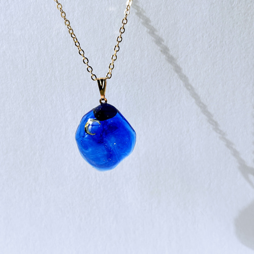 海に浮かぶ月夜の満天星空ネックレス / レジン / 三日月 ネックレス