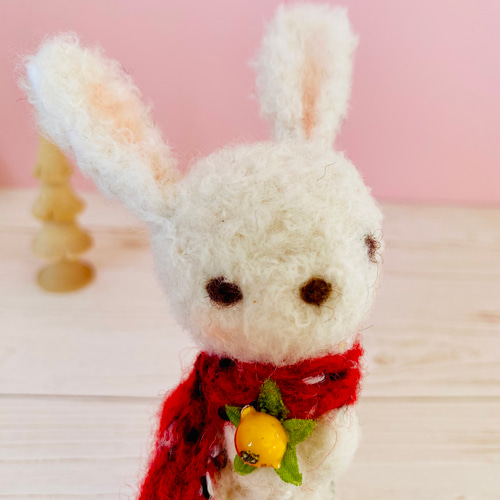 木の実を持った、うさぎのゆきちゃん 羊毛フェルト oravat 通販