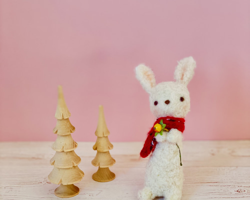 木の実を持った、うさぎのゆきちゃん 羊毛フェルト oravat 通販