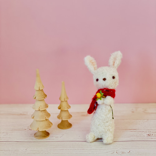 木の実を持った、うさぎのゆきちゃん 羊毛フェルト oravat 通販