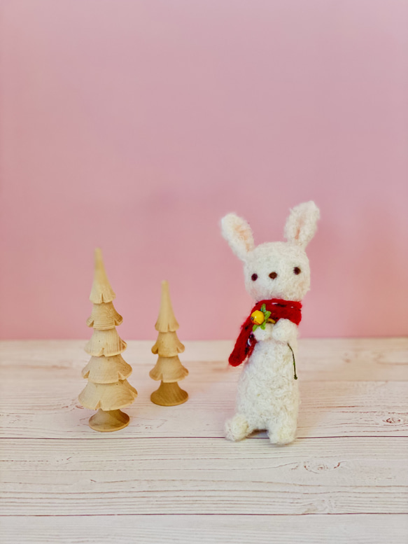 木の実を持った、うさぎのゆきちゃん 1枚目の画像