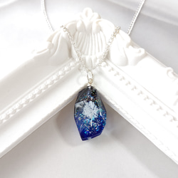 ＊冬の新作＊ダイヤモンドダストと木のキラキラ輝く鉱石型レジンのネックレス 6枚目の画像