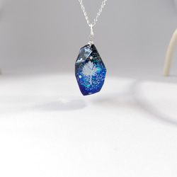 ＊冬の新作＊ダイヤモンドダストと木のキラキラ輝く鉱石型レジンのネックレス 8枚目の画像