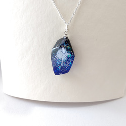 ＊冬の新作＊ダイヤモンドダストと木のキラキラ輝く鉱石型レジンのネックレス 2枚目の画像