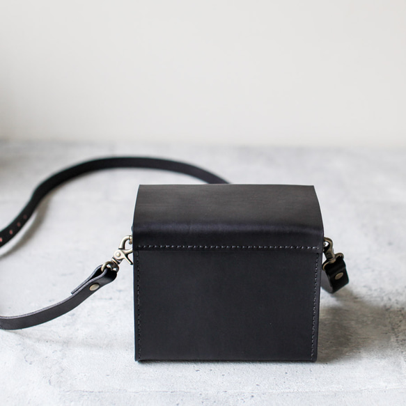 Classy Hand Stitched Black Leather Camera Case 2枚目の画像