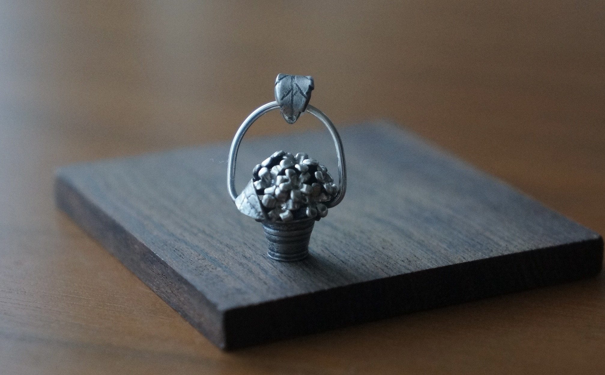 コデマリとバケツのペンダントトップ