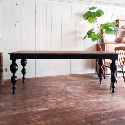 ホワイトオーク　ターンドレッグテーブル　アンティーク調 おしゃれなダイニングテーブルhuge 輸入住宅向け家具ターンドレッグ