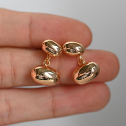 Gold ball metal earrings     ゴールドボールのメタル樹脂イヤリング樹脂ピアスフープイヤリング 1枚目の画像