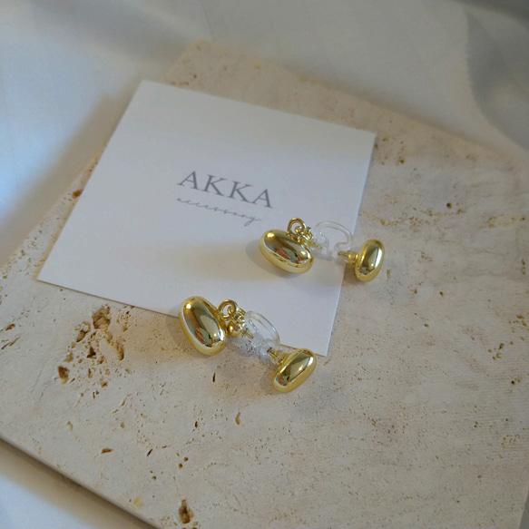 Gold ball metal earrings     ゴールドボールのメタル樹脂イヤリング樹脂ピアスフープイヤリング 8枚目の画像
