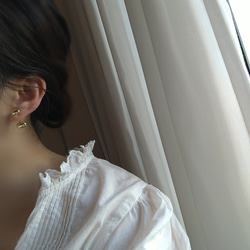 Gold ball metal earrings     ゴールドボールのメタル樹脂イヤリング樹脂ピアスフープイヤリング 2枚目の画像