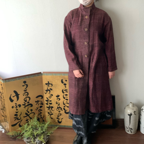 恐竜のしっぽ？ 後ろ裾にアクセントのハイカラー手織綿コート 前から  