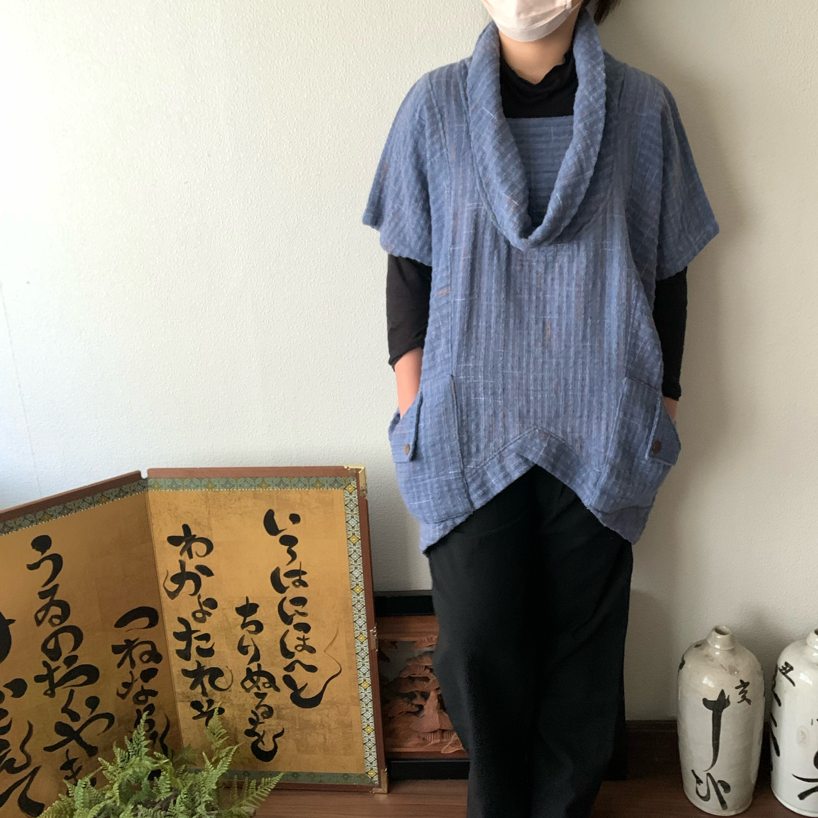 贅沢に織り向きを切替えたコクーンシルエットの手織綿チュニックブラウス　細身な方からふくよかな方まで　青絣