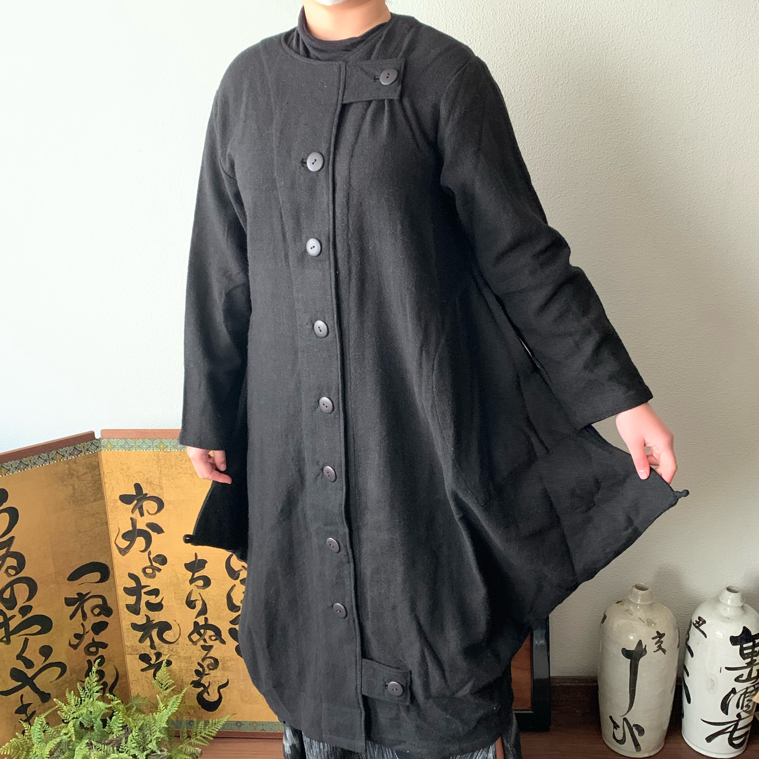 贅沢なボタン使いのコクーンシルエット手織り綿コートワンピ　後ろ裾ボタンの留め方で自由にシルエットを変えられる　黒無地