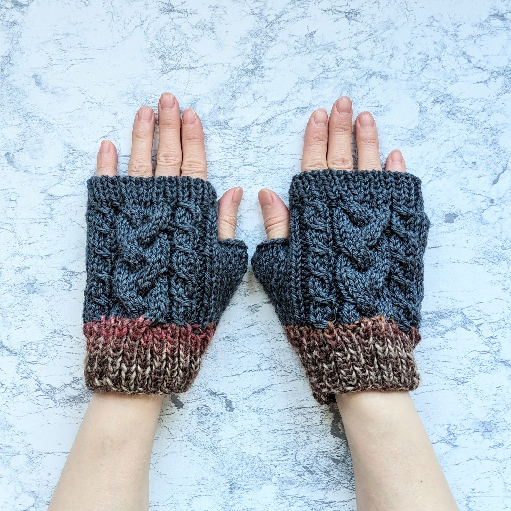 ウールとモヘアのアラン模様のハンドウォーマー