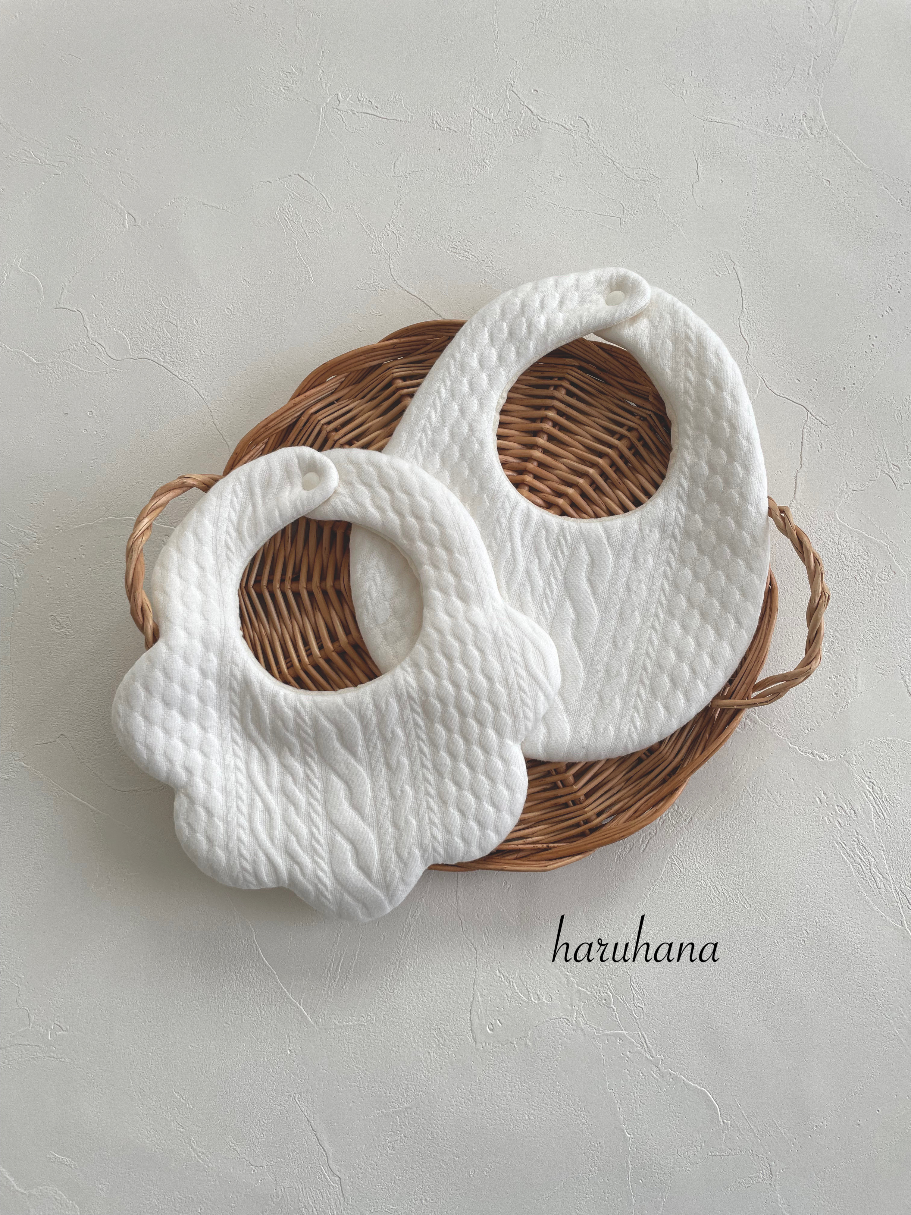 ハンドメイドスタイ　フリルスタイ　アランニット風ピンク