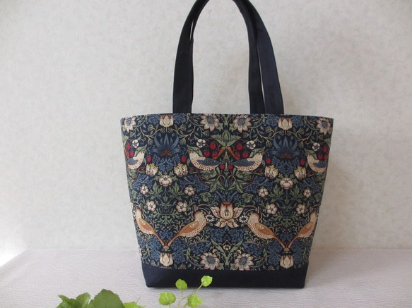 ウィリアムモリス、いちご泥棒×紺地のトート トートバッグ fu