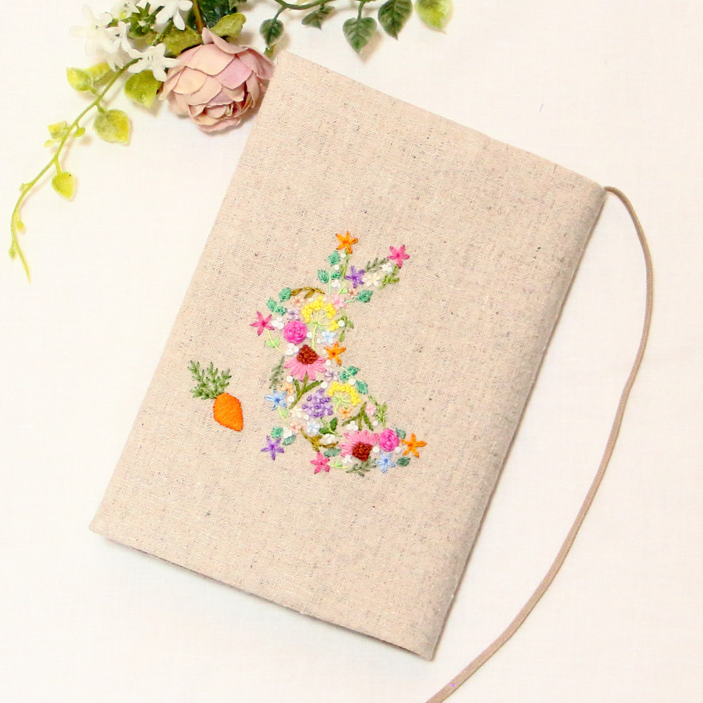 花うさぎ　ハーブ　手刺繍のブックカバー　生成り　文庫本/新書判/四六判ソフト