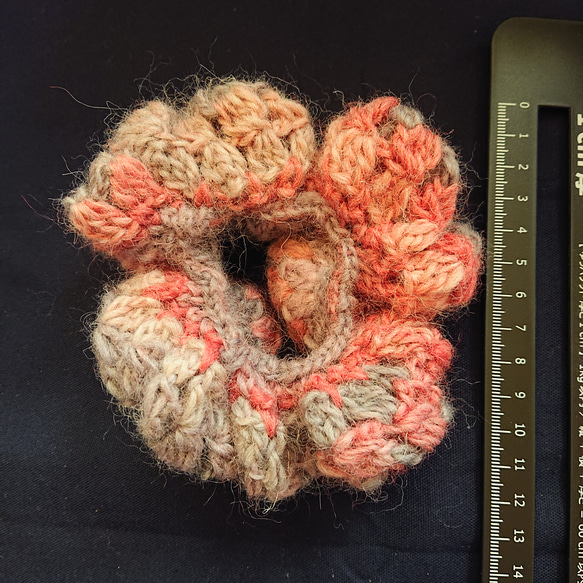 ウール100% かぎ針編みのふわもこシュシュ レッド&グレー/イエロー&グレー 2枚目の画像