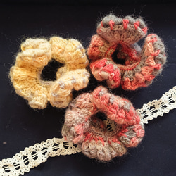 ウール100% かぎ針編みのふわもこシュシュ レッド&グレー/イエロー&グレー 1枚目の画像