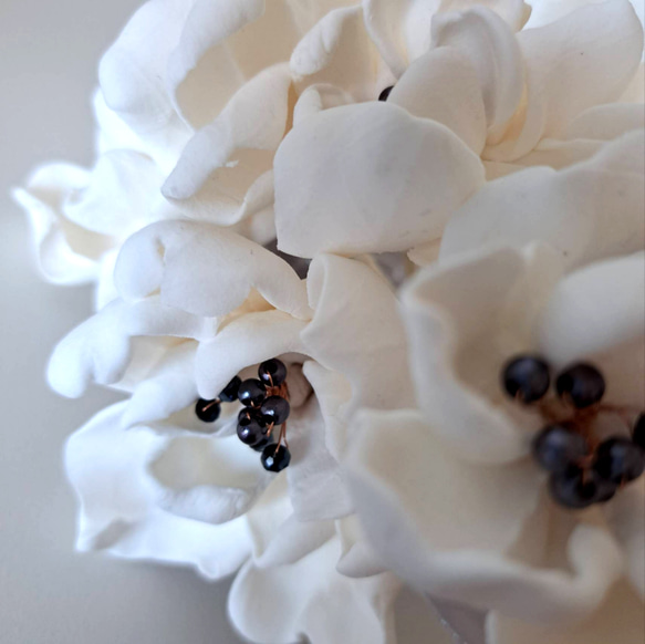1寸サイズ ホワイト & プラチナ 白い花 ペーパークレイアート + 白の壺 インテリア骨壺 手元供養　メモリア 3枚目の画像