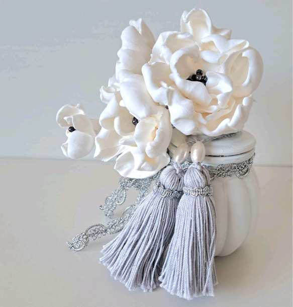 1寸サイズ ホワイト & プラチナ 白い花 ペーパークレイアート + 白の壺 インテリア骨壺 手元供養　メモリア 2枚目の画像