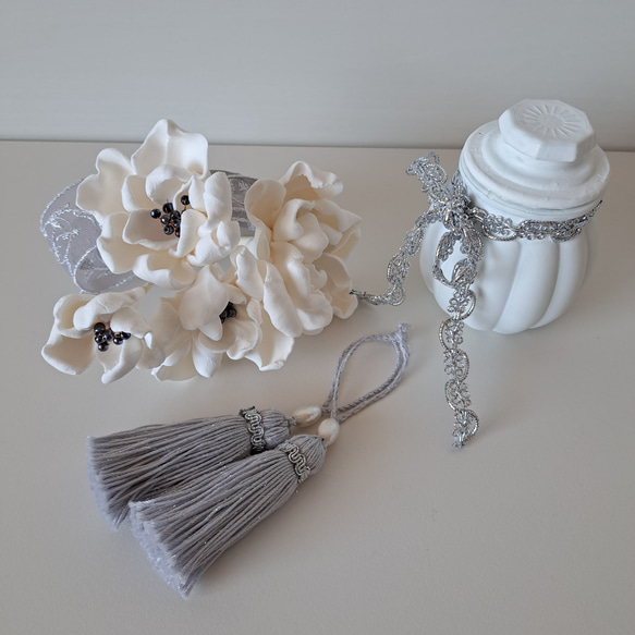 1寸サイズ ホワイト & プラチナ 白い花 ペーパークレイアート + 白の壺 インテリア骨壺 手元供養　メモリア 6枚目の画像