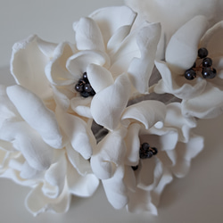 1寸サイズ ホワイト & プラチナ 白い花 ペーパークレイアート + 白の壺 インテリア骨壺 手元供養　メモリア 4枚目の画像