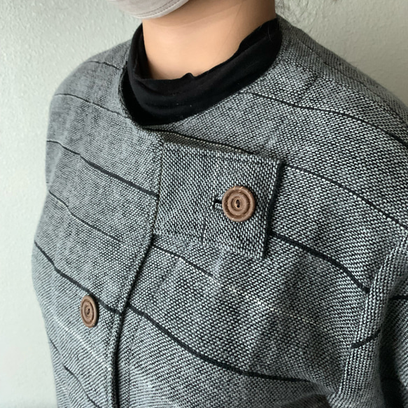 贅沢なボタン使いのコクーンシルエット手織り綿コートワンピ　後ろ裾ボタンの留め方で自由にシルエットを変えられる　グレイ絣 11枚目の画像