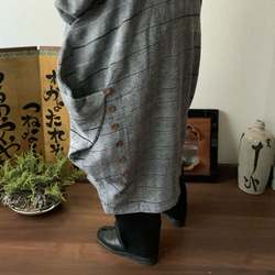 贅沢なボタン使いのコクーンシルエット手織り綿コートワンピ　後ろ裾ボタンの留め方で自由にシルエットを変えられる　グレイ絣 13枚目の画像