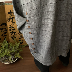 贅沢なボタン使いのコクーンシルエット手織り綿コートワンピ　後ろ裾ボタンの留め方で自由にシルエットを変えられる　グレイ絣 15枚目の画像