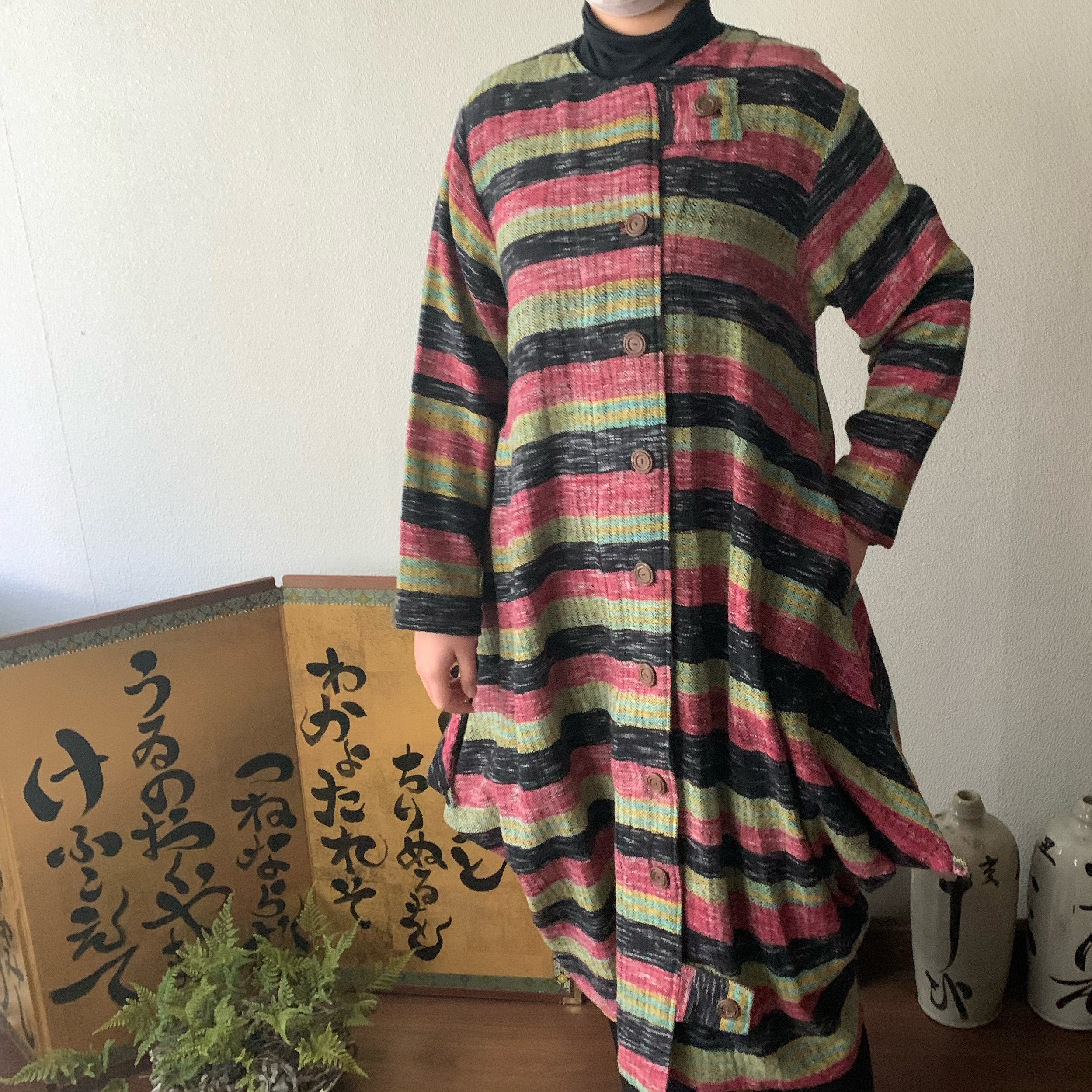 贅沢なボタン使いのコクーン手織り綿コートワンピ　後ろ裾ボタンの留め方で自由にシルエットを変えられる　赤緑黒ミックス絣