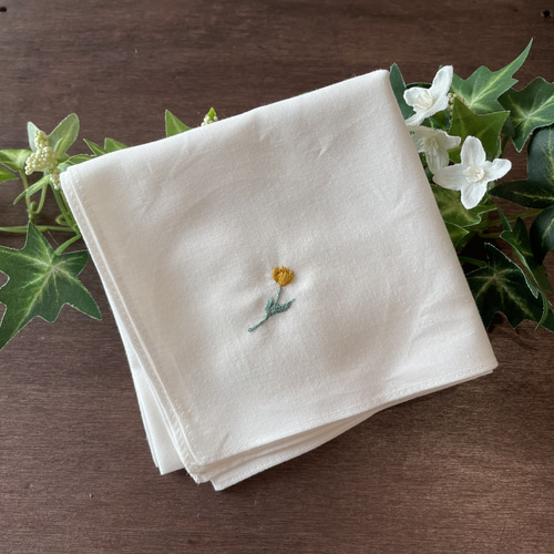 手刺繍のハンカチ『黄色のチューリップ』 ハンカチ・手ぬぐい くろん 