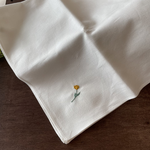 アンティーク フランス 細やかなアイレット刺繍 ❁＆チューリップ リネンハンカチ 手刺繍のハンカチ『黄色のチューリップ』 ハンカチ・手ぬぐい くろん