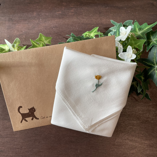 手刺繍のハンカチ『黄色のチューリップ』 ハンカチ・手ぬぐい くろん 