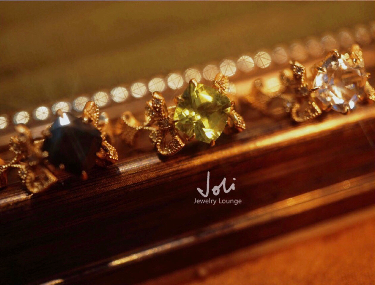 天然宝石 ペリドット レトロ アート ミル打ち リング キラキラ ゴージャス グリーン 緑 リボン