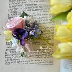 ビオラとバラの春の花の小さめコサージュ 3枚目の画像