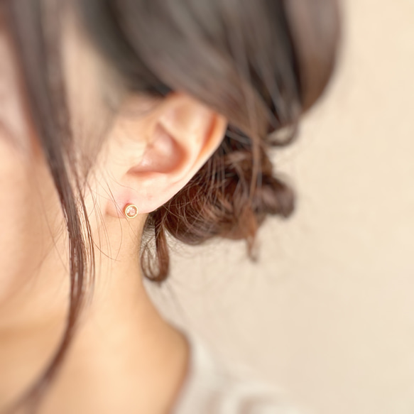 【両耳セット】付けっぱなしOK‼️レインボームーンストーン　サージカルステンレス刻印　ピアスイヤリング対応 5枚目の画像
