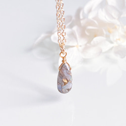 十月誕生石：優雅的白色和金色銅蛋白石項鍊，14kgf，防過敏 第3張的照片