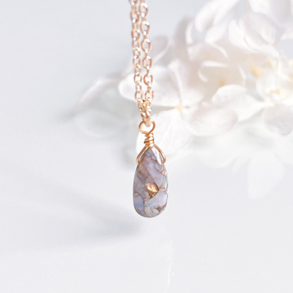 十月誕生石：優雅的白色和金色銅蛋白石項鍊，14kgf，防過敏 第3張的照片