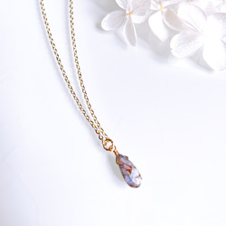 十月誕生石：優雅的白色和金色銅蛋白石項鍊，14kgf，防過敏 第5張的照片