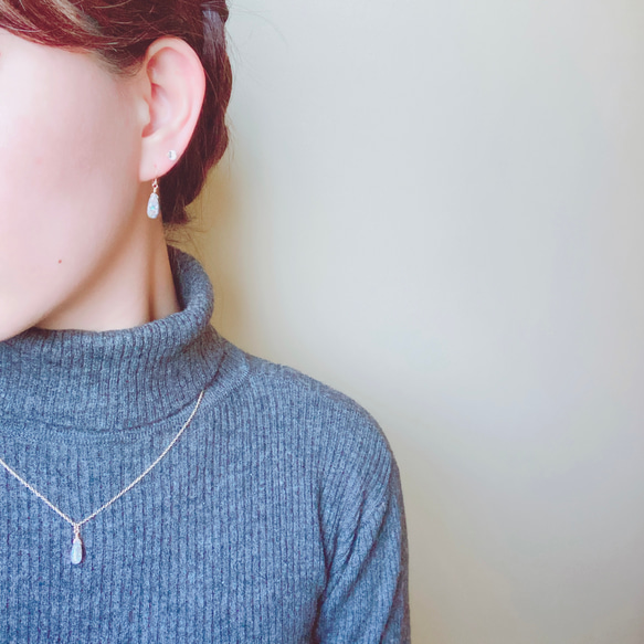 十月誕生石：優雅的白色和金色銅蛋白石項鍊，14kgf，防過敏 第2張的照片