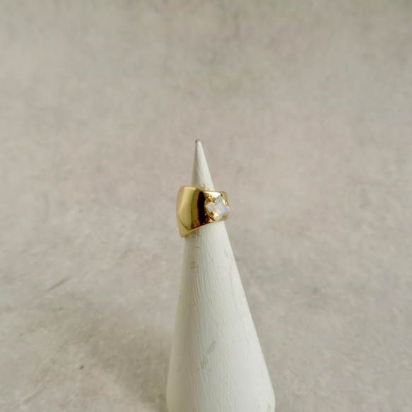 ホワイトオパールのひと粒イヤーカフ 3枚目の画像