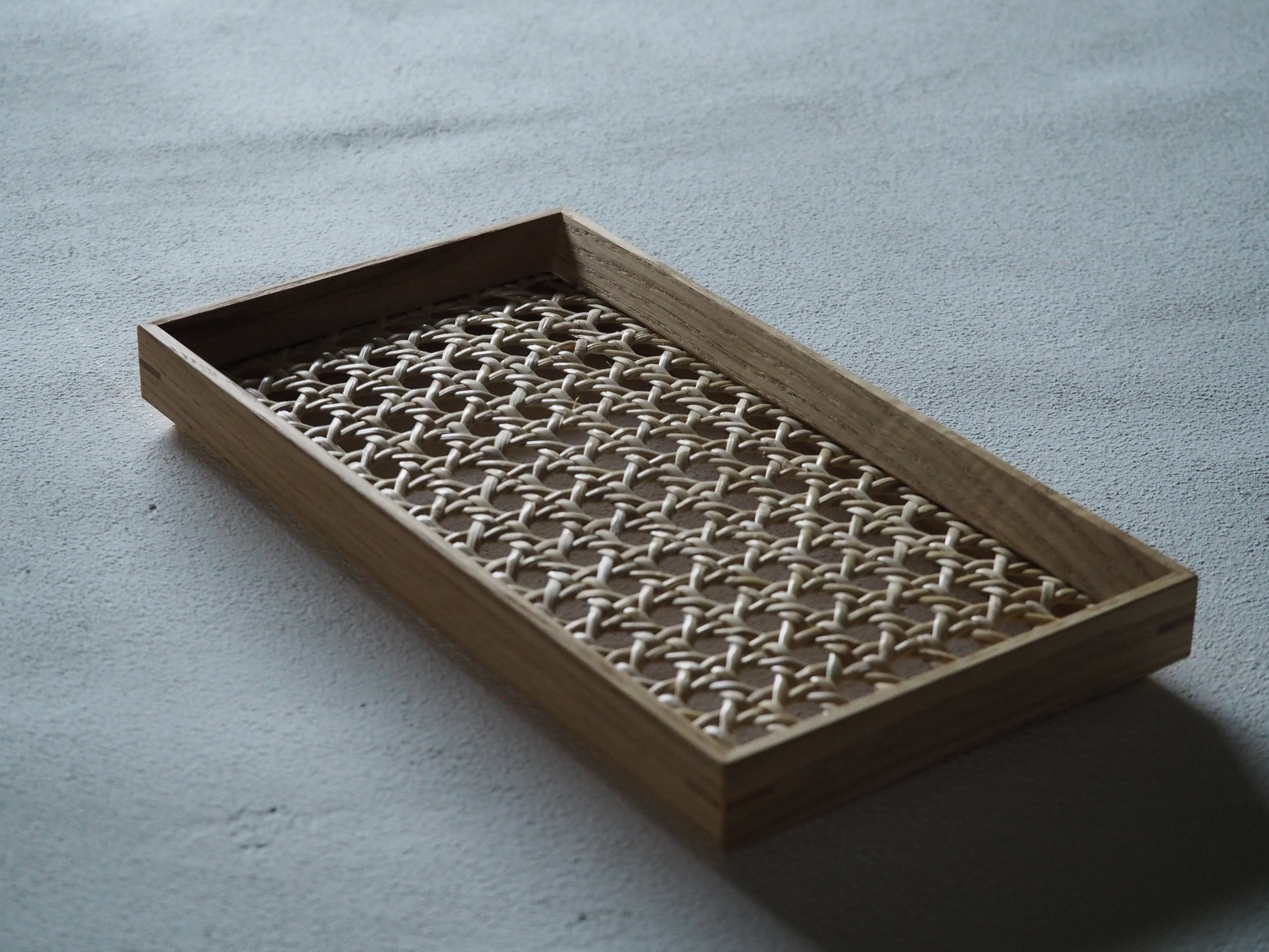 ラタンのトレイ　《文具トレイ・メガネ置き・アクセサリー、キートレイ・キャッシュトレイ》