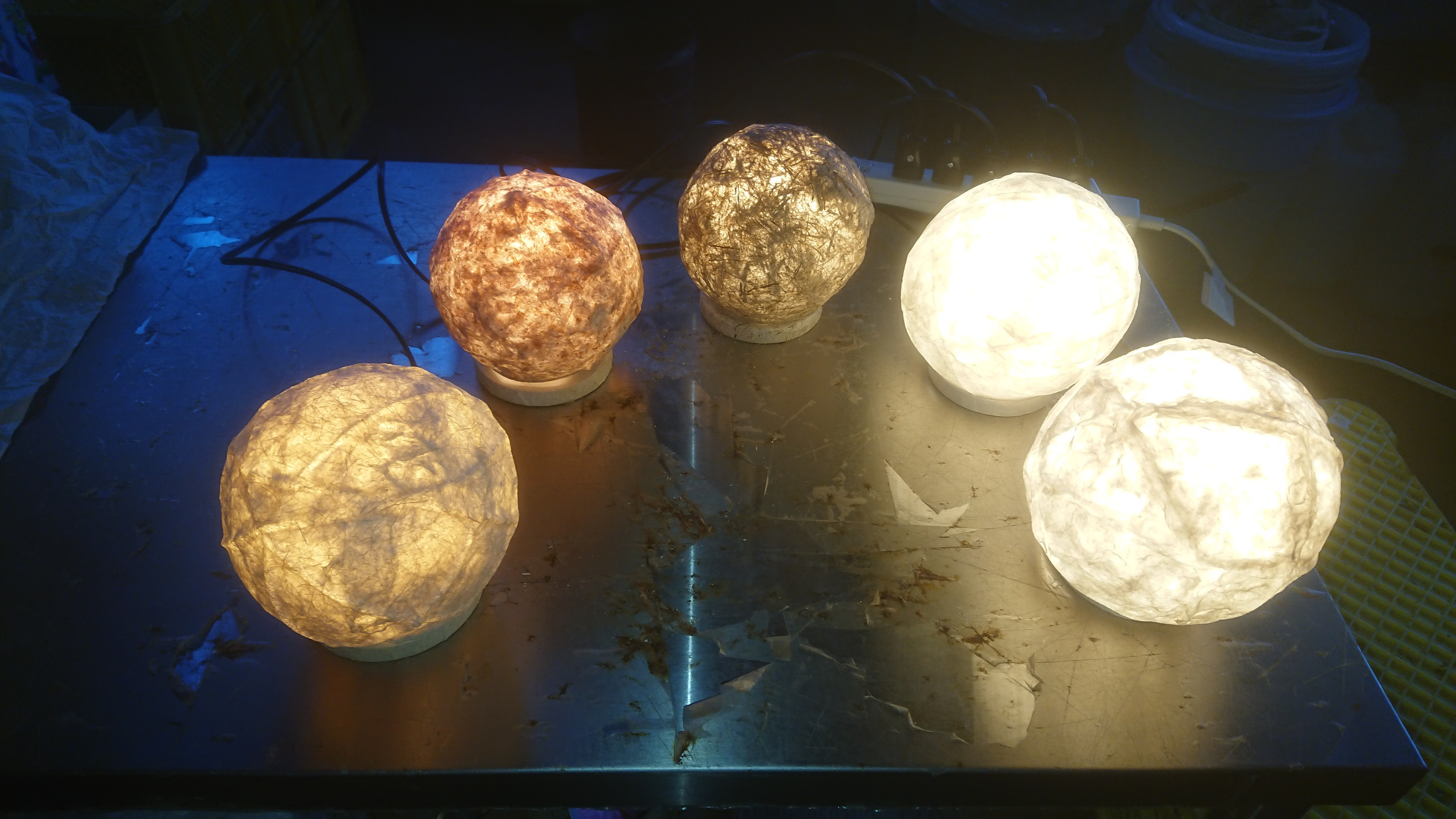 いろんな素材の小さな和紙コクーンの灯