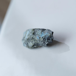【一点物】 中宇利石 鉱物原石ブローチ 天然石 ハンドメイド アクセサリー (No.2340) 4枚目の画像