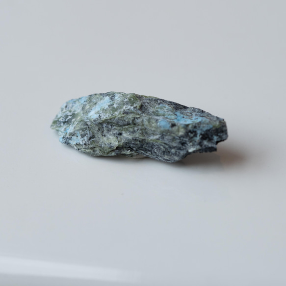 【一点物】 中宇利石 鉱物原石ブローチ 天然石 ハンドメイド アクセサリー (No.2340) 1枚目の画像