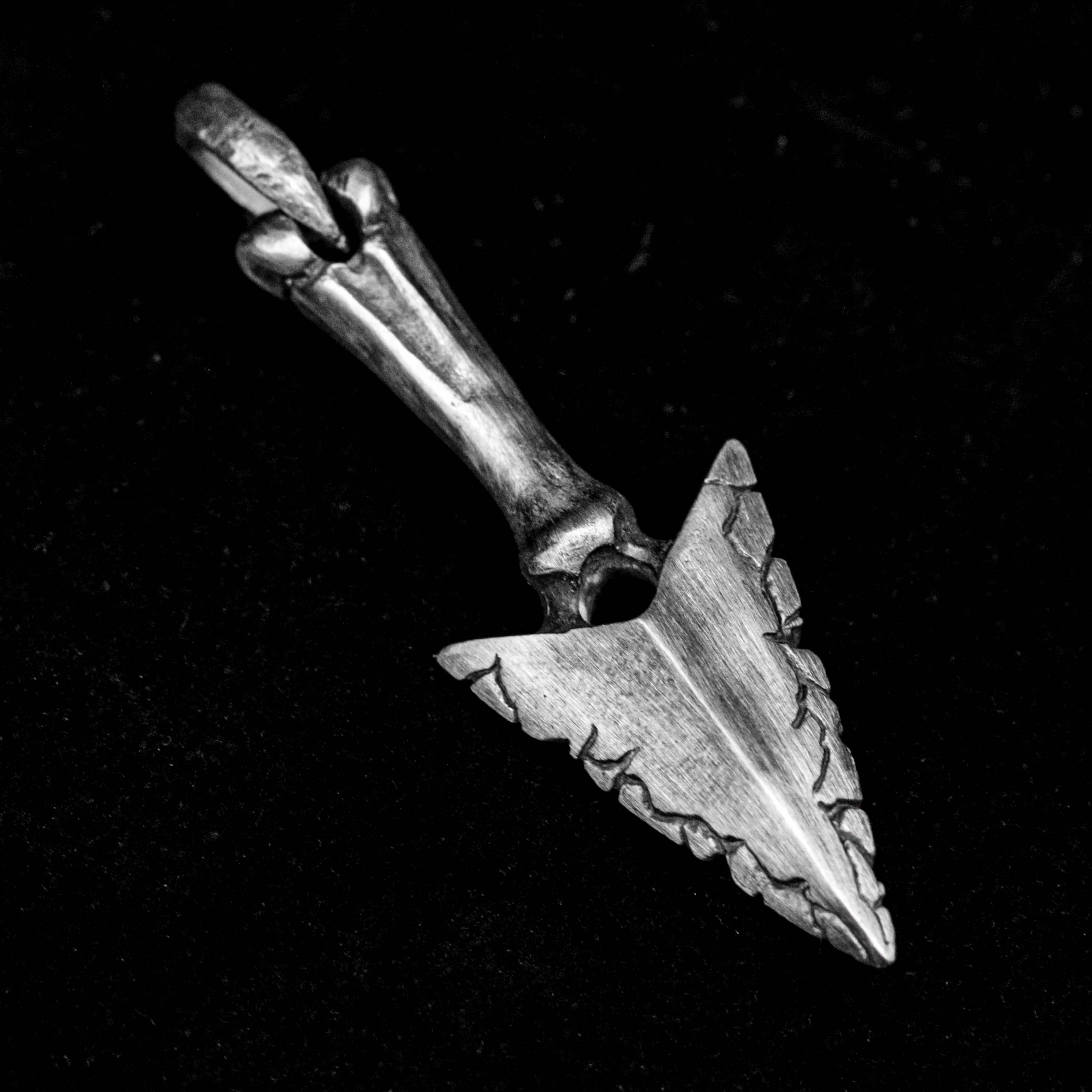 925 スターリング シルバー アロー ネックレス、背骨のネックレス、わらぶきのペンダント、壊れた骨のシルバージュエリー