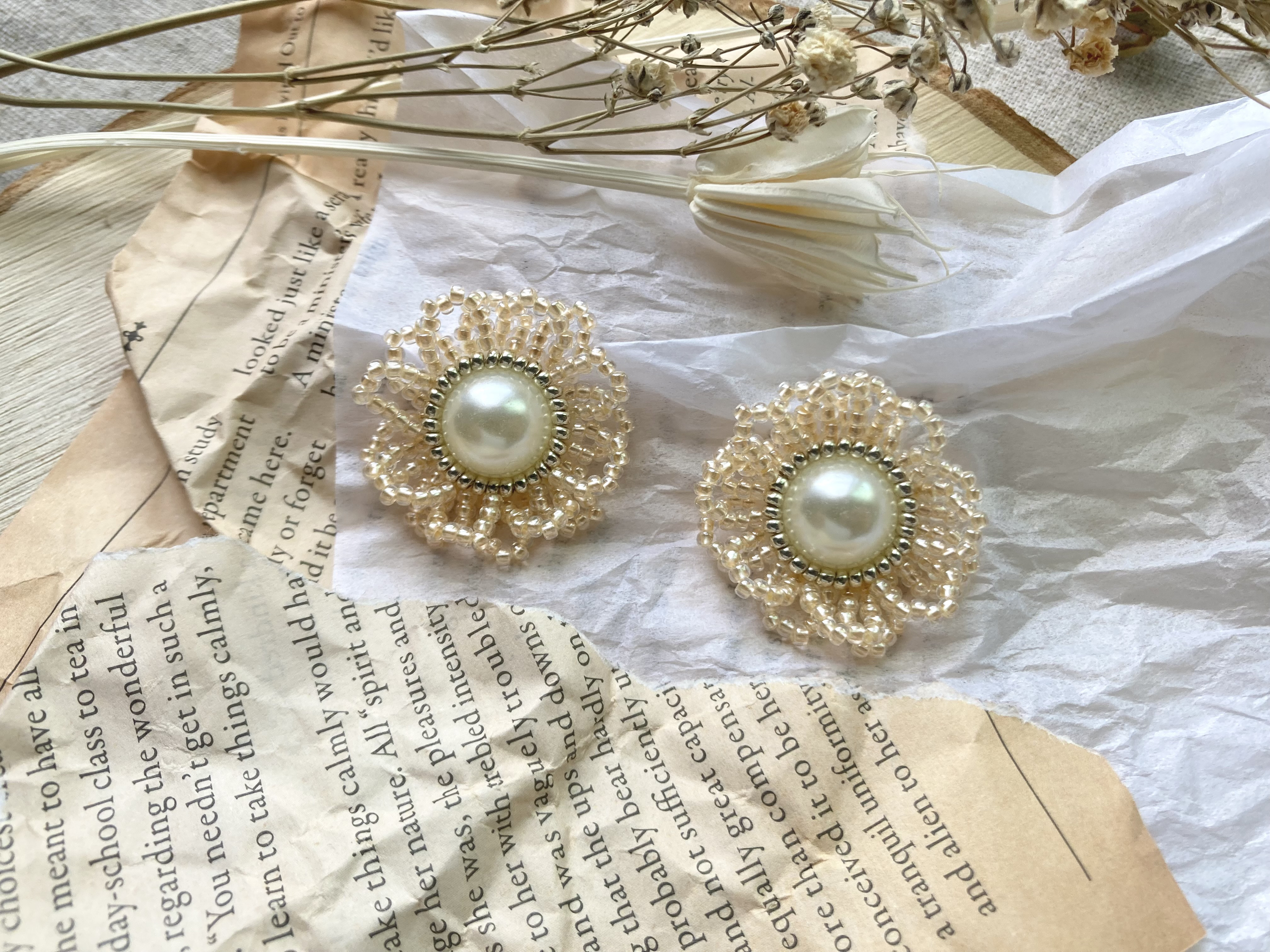 Moko Kobayashi アシンメトリーピアス ビーズ刺繍 パール Moko Kobayashi アシンメトリーピアス ビーズ刺繍 パール